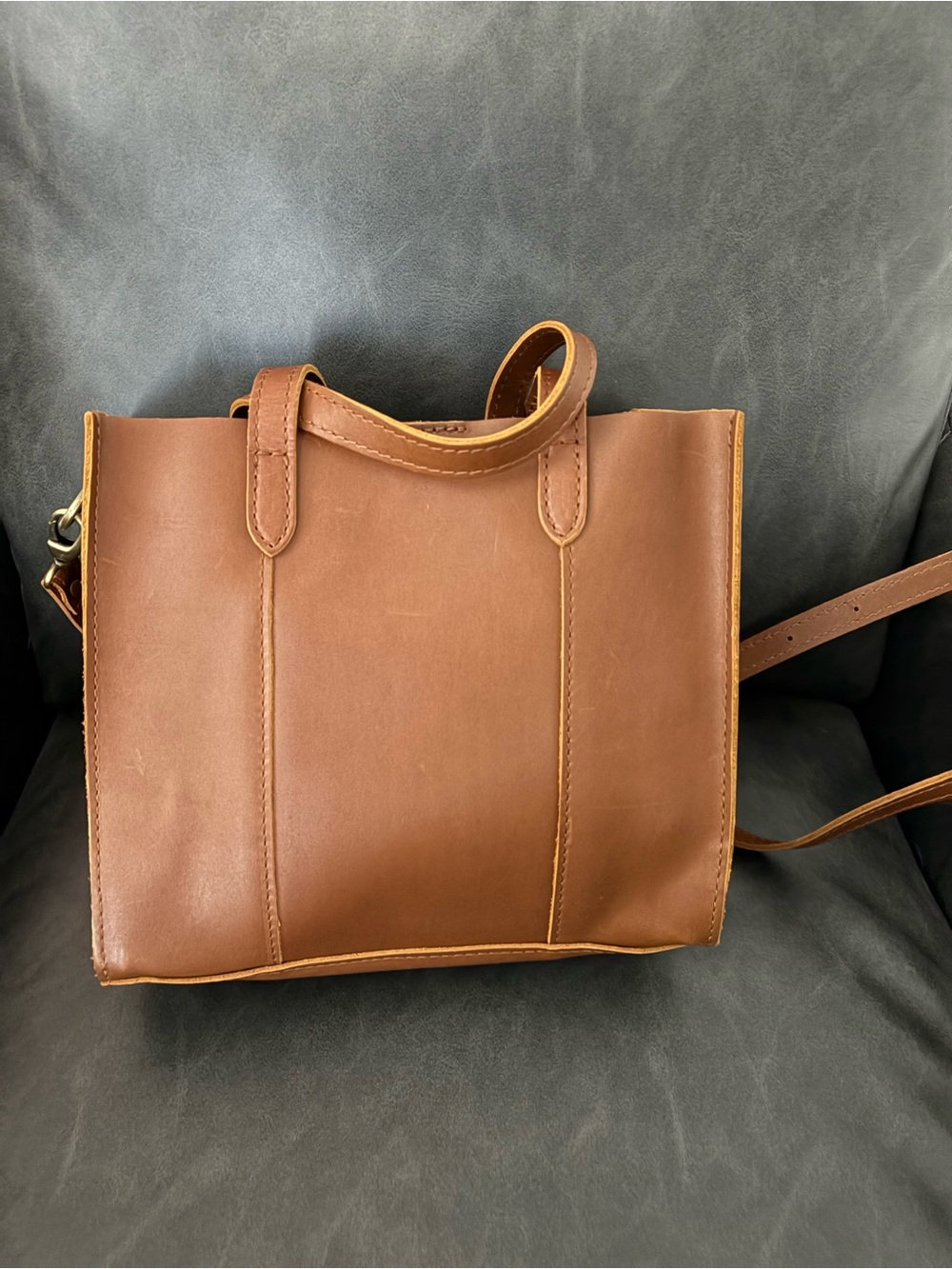 Portland Leather Classic Lola Crossbody Honey Tote - Picture 5 of 12